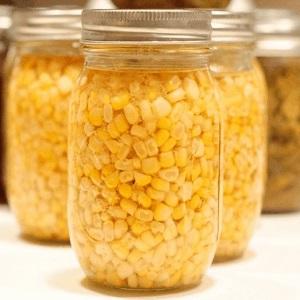 Comment conserver le maïs pour l'hiver à la maison: les recettes les plus délicieuses pour la récolte