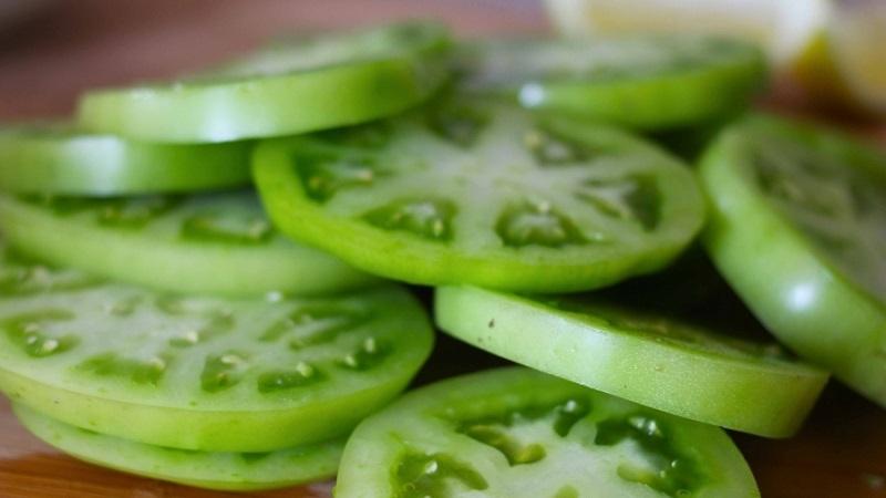 És possible menjar tomàquet verd: beneficis i perjudicis per al cos humà, frescos i salats