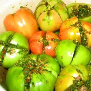 Ist es möglich, grüne Tomaten zu essen: Nutzen und Schaden für den menschlichen Körper, frisch und gesalzen