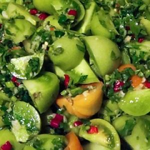 És possible menjar tomàquet verd: beneficis i perjudicis per al cos humà, frescos i salats