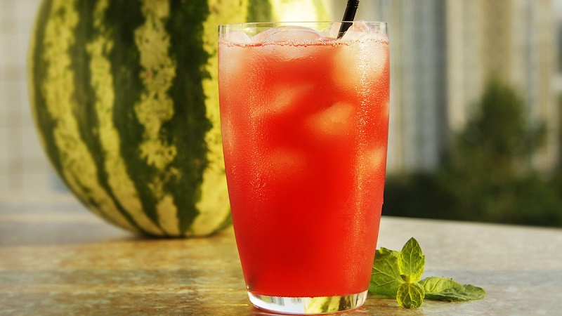 Por que o suco de melancia é útil e como prepará-lo adequadamente em casa