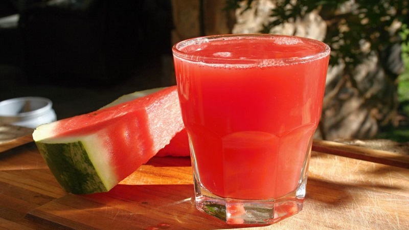 Por que o suco de melancia é útil e como prepará-lo adequadamente em casa
