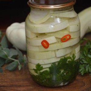 Најукуснији и најједноставнији рецепти за сољење тиквица за зиму у стакленкама
