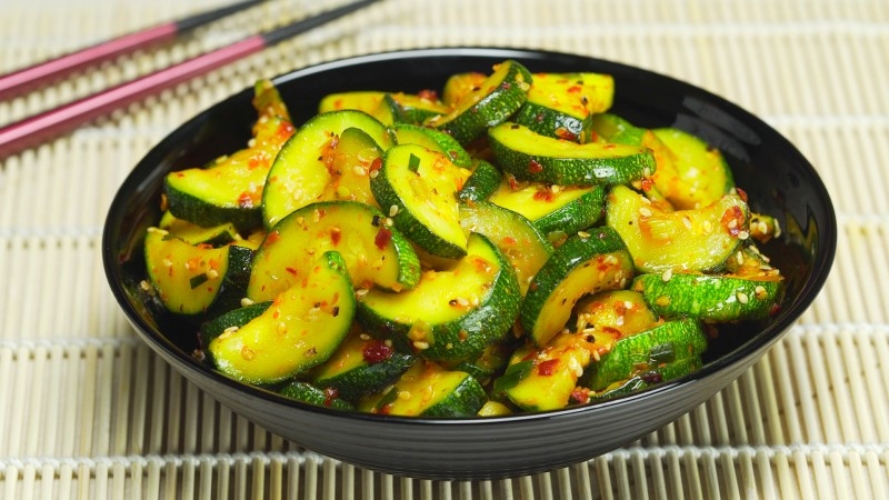 DIY orihinal na meryenda sa taglamig: kung paano mag-salt zucchini - 12 pinaka masarap na mga recipe