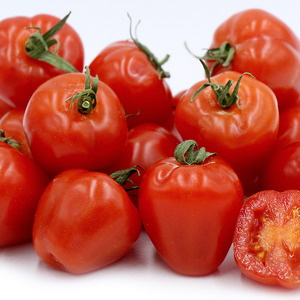 En sort med ett aptitretande namn - Strawberry tomat: vi odlar den korrekt och samlar upp till 5 kg från en buske