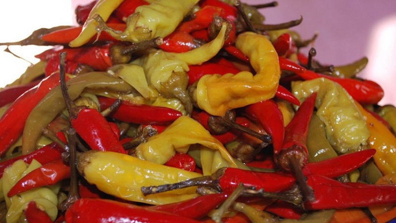 Paano magluto ng adobo na tsitsak pepper para sa taglamig: simpleng mga recipe at rekomendasyon para sa paghahanda at pag-iimbak