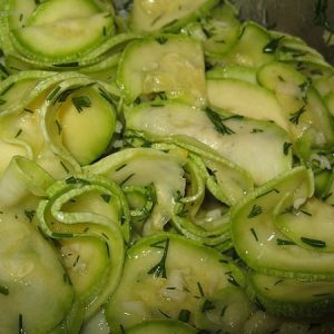 Paano gumawa ng instant na maalat na zucchini: ang pinakamahusay na mga paraan