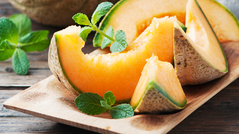 هل من الممكن أكل البطيخ على معدة فارغة: فوائد وأضرار وموانع