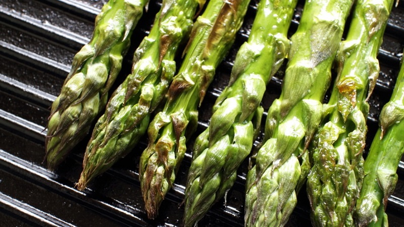 Maaaring kainin ang asparagus habang nagpapasuso at kung paano ito lutuin nang maayos