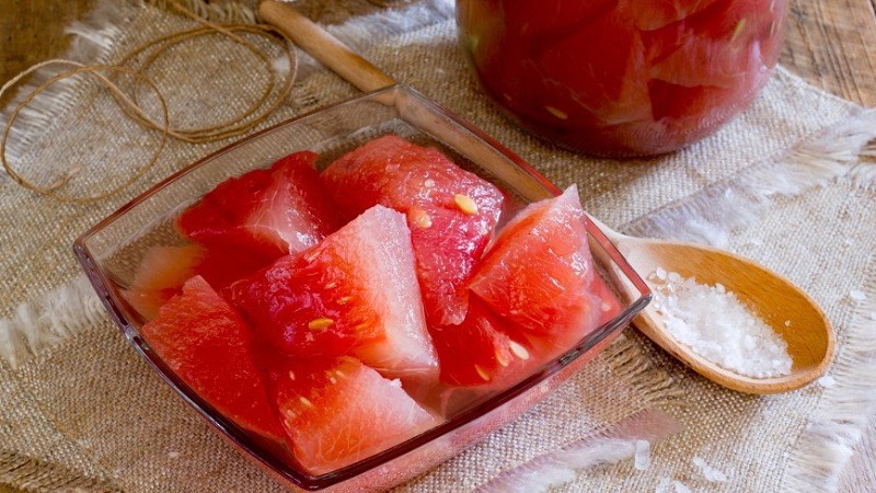 Como preparar melancias saborosas e saudáveis ​​em seu próprio suco para o inverno