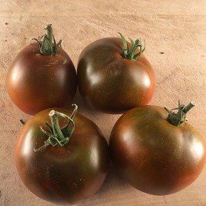 Alışılmadık bir renge ve benzersiz tada sahip iddiasız bir çeşit - Kara Prens domates ve yetiştiriciliğinin özellikleri