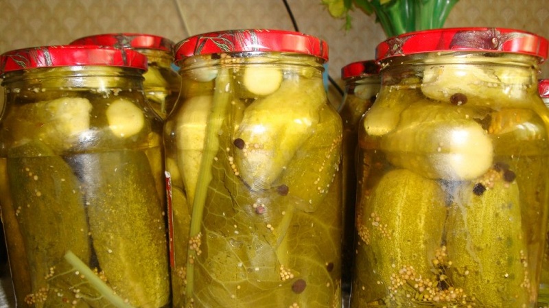 Comment faire des concombres aromatiques et croquants à la moutarde pour l'hiver
