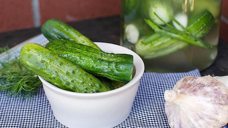 Hoe maak je aromatische en knapperige komkommers met mosterd voor de winter