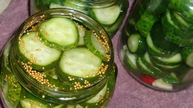 Hur man gör aromatiska och crunchy gurkor med senap för vintern