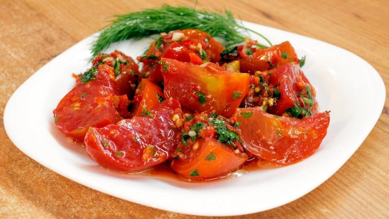 كيفية جعل الطماطم المخللة لذيذة وبسيطة: استخدم أفضل الوصفات من ربات البيوت ذوي الخبرة