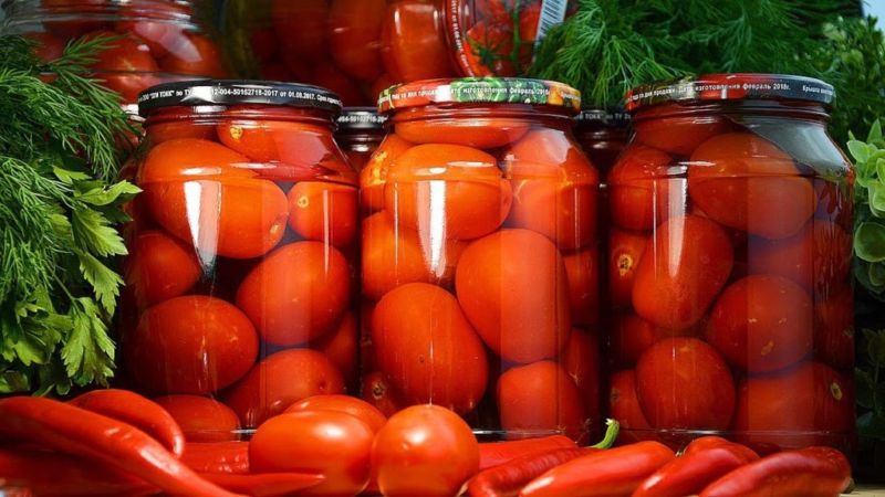 كيفية جعل الطماطم المخللة لذيذة وبسيطة: استخدم أفضل الوصفات من ربات البيوت ذوي الخبرة