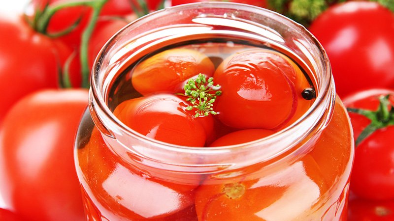 Salamura domates nasıl lezzetli ve basit hale getirilir: deneyimli ev hanımlarından en iyi tarifleri kullanın