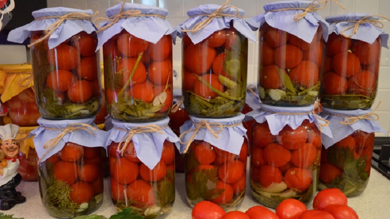 Kış için litrelik kavanozlarda lezzetli ve orijinal tatlı domates nasıl pişirilir
