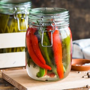 Matlagning ett varmt mellanmål hemma: hur man salter varm peppar för vintern enligt de bästa recepten från hela världen