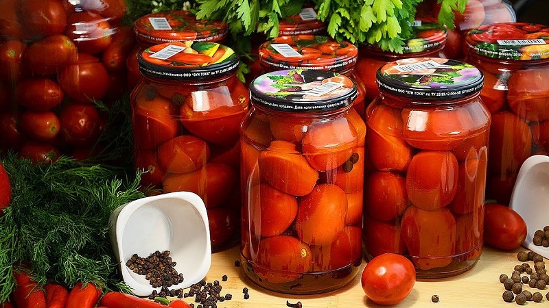 Tomaten in blik voor de winter: een selectie van de beste recepten en handige tips voor het correct bereiden van wendingen