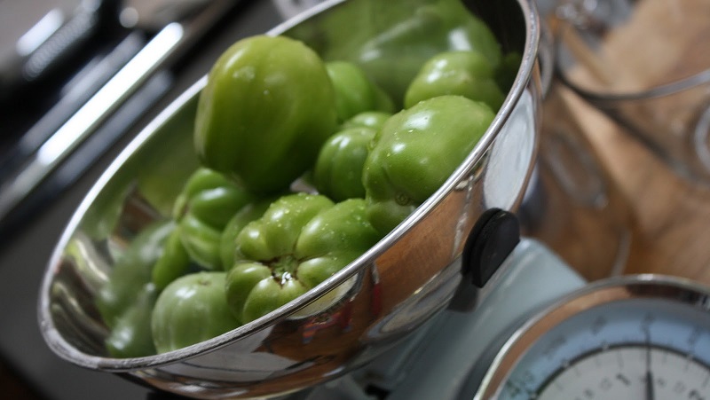 Phương pháp tốt nhất để ngâm cà chua xanh trong xô lạnh