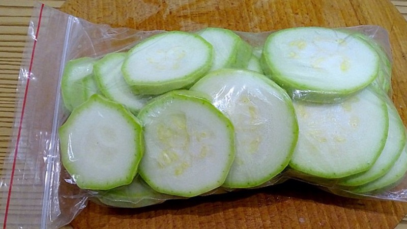 Posible bang i-freeze ang zucchini para sa taglamig at kung paano gawin ito nang tama: mga tagubilin para sa pag-aani at payo mula sa nakaranas na mga maybahay