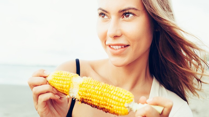 Да ли је могуће јести кувани кукуруз док губите килограме: калоријски садржај, штетност и користи житарица