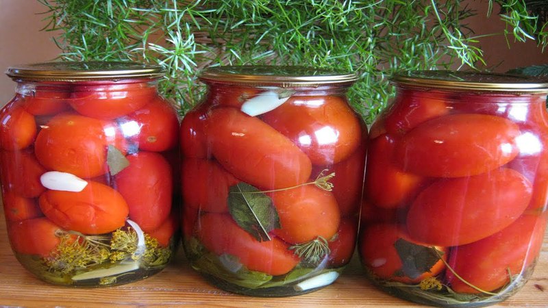 أكثر الوصفات اللذيذة للطماطم المخللة لفصل الشتاء في الجرار: كيفية طهي ولف الفراغات بشكل صحيح