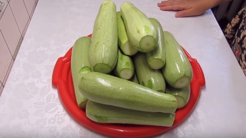 Paano magluto ng de-latang zucchini para sa taglamig: ang pinaka masarap at hindi pangkaraniwang mga recipe para sa seaming