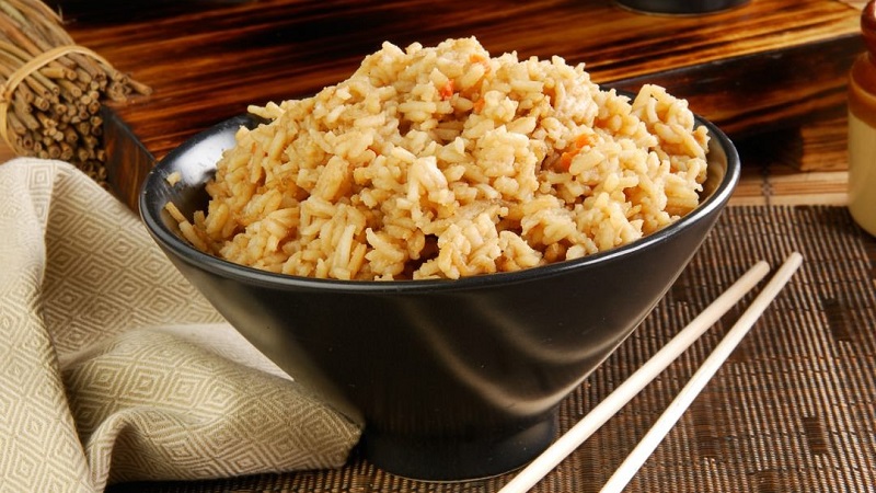 Kahverengi pirinç kilo vermek için neden iyidir ve nasıl pişirilir?