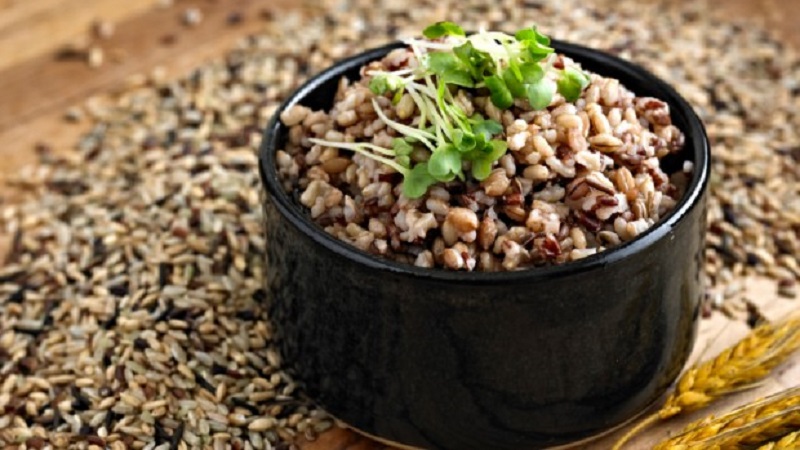 Зашто је смеђи пиринач добар за мршављење и како га скувати