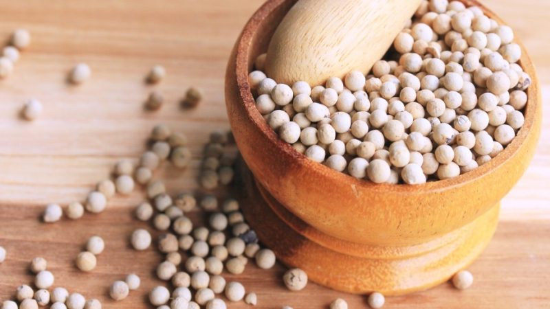 What is white pepper and how is it used in cooking, cosmetology and traditional medicine