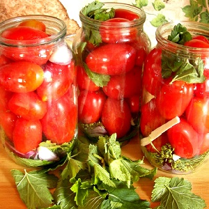 Comment faire cuire des tomates marinées dans des bocaux Comment utiliser des barils froids: recettes et astuces