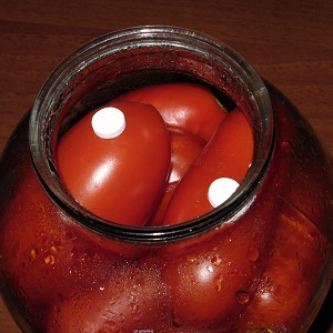 Comment faire cuire des tomates marinées dans des bocaux Comment utiliser des barils froids: recettes et astuces