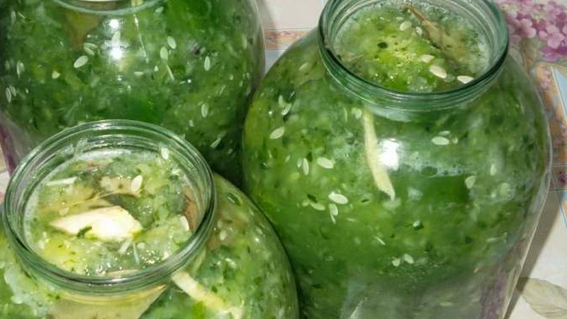 Hoe komkommers in je eigen sap te koken voor de winter zonder sterilisatie: recepten en advies van ervaren huisvrouwen