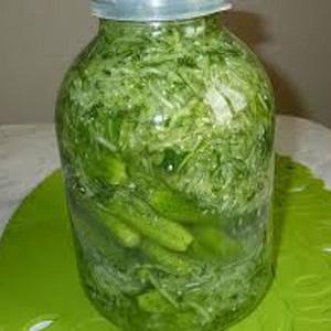 Hvordan lage agurker i din egen juice om vinteren uten sterilisering: oppskrifter og råd fra erfarne husmødre