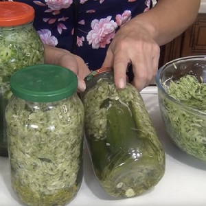 Ako variť uhorky vo vlastnej šťave na zimu bez sterilizácie: recepty a rady od skúsených žien v domácnosti