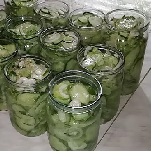 Hoe komkommers in je eigen sap te koken voor de winter zonder sterilisatie: recepten en advies van ervaren huisvrouwen