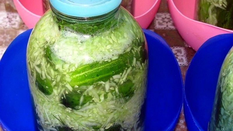 Hvordan lage agurker i din egen juice om vinteren uten sterilisering: oppskrifter og råd fra erfarne husmødre