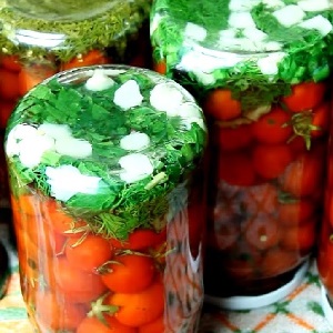 Kuinka keittää herkullisia purkitettuja tomaatteja talveksi litrapurkeissa: valikoima parhaita reseptejä