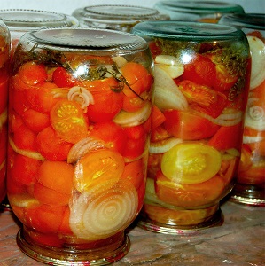 Kako kuhati ukusne konzervirane rajčice za zimu u litranim staklenkama: izbor najboljih recepata