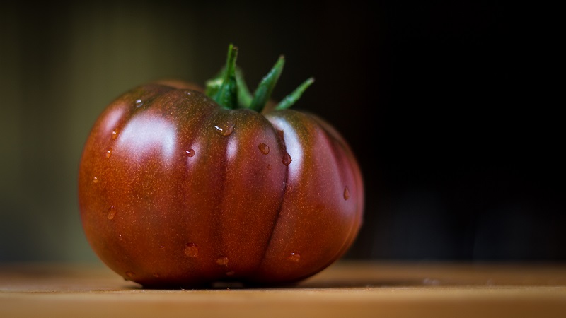 Tomato Mikado amado por los residentes de verano con una rica paleta de subespecies y una fuerte inmunidad: cultivamos nosotros mismos sin problemas