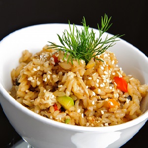 Gut için pirinç yemek mümkün mü: ürünün yararları ve olası zararları