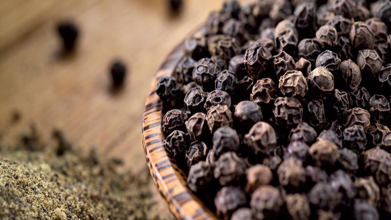 The benefits and harms of ground black pepper for health, rules and methods of its use