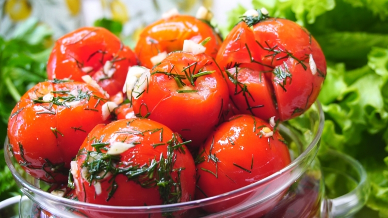 Recetas de tomates instantáneos ligeramente salados: parte superior de las formas, consejos y trucos más deliciosos