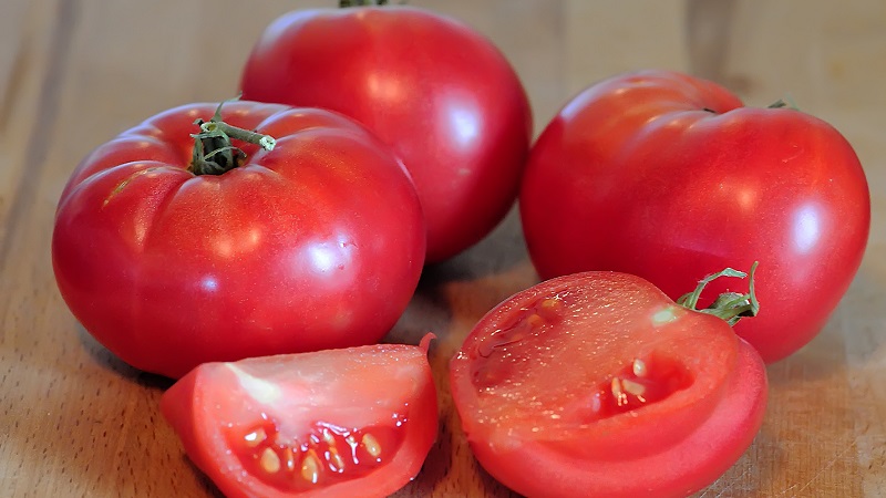 Herziening van de beste variëteiten van hoge tomaten voor open grond: hulp bij het kiezen en beoordelingen van zomerbewoners