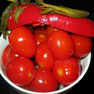 Le 10 migliori ricette su come marinare i pomodori in una botte, caratteristiche della preparazione del contenitore e conservazione dei sottaceti già pronti