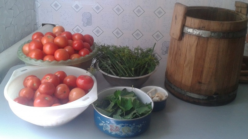 10 parasta reseptiä tomaatin suolakurkkua tynnyrissä, säiliöiden valmistusominaisuuksia ja valmiiden suolakurkkujen varastointia