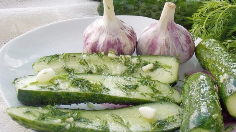Hafif tuzlu salatalık bir torbada hızlı ve lezzetli nasıl pişirilir
