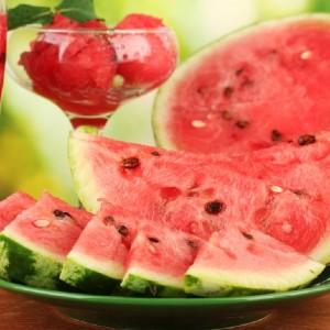 Ang watermelon ay tumataas o nagpapababa ng presyon ng dugo: posible bang kainin ito ng hypertension